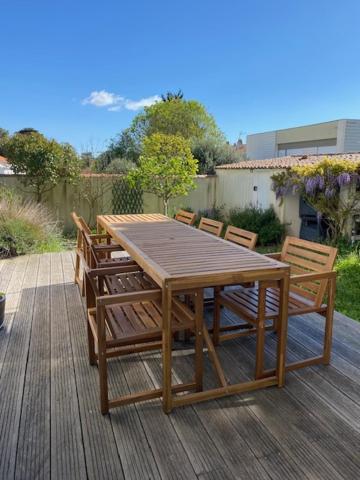 Maison Centre Ville Avec Jardin , Terrasse, Et Garage Velos La Rochelle  Buitenkant foto